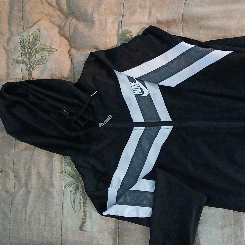 NWOT-Nike Women's Black and Gray Activewear Set - Picture 2 of 6